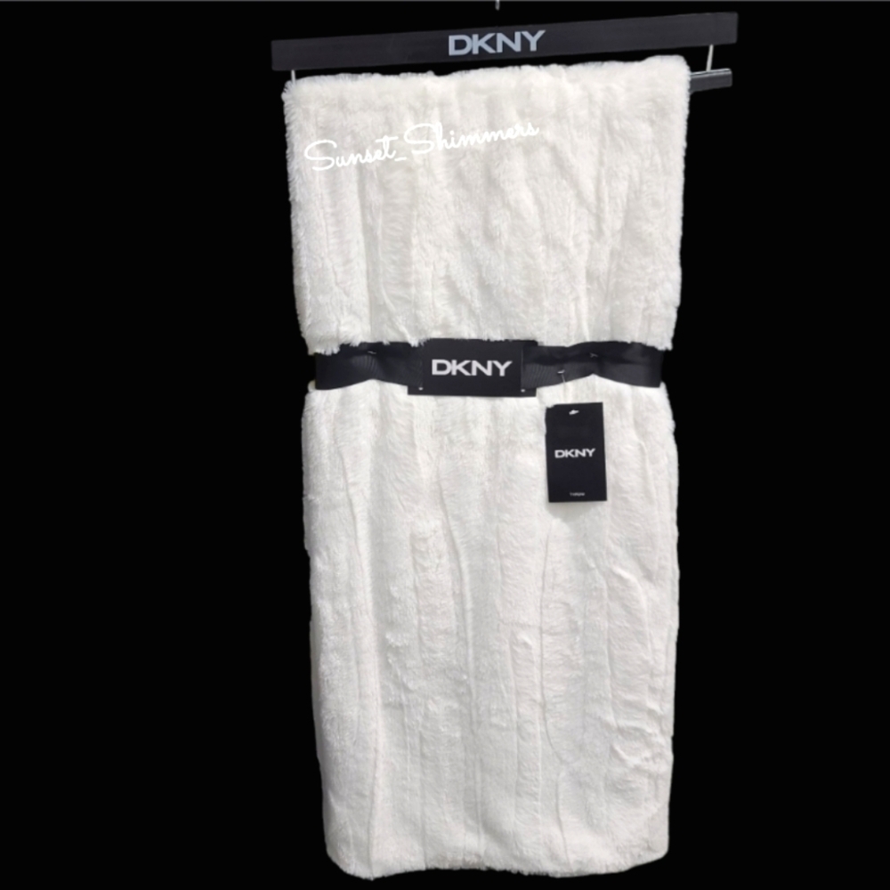 DKNY Snow White Faux Fur Reversible EVERLY Throw Blanket Ultra Soft 50"X60" NEW